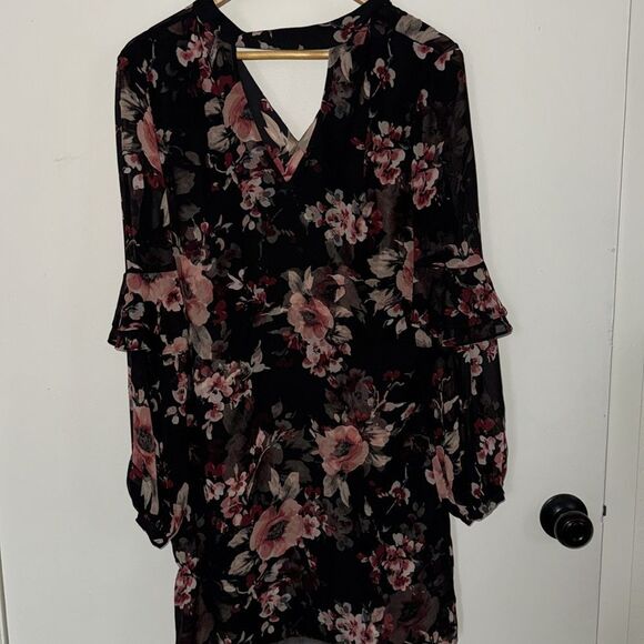 White Houseโ Black Market  Floral Chiffon Dress NWT Keyhole Neck Small - Picture 3 of 10
